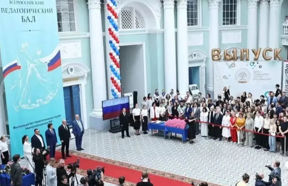 Выпускники Дагестана получили дипломы с отличием на федеральной церемонии Минпросвещения России
