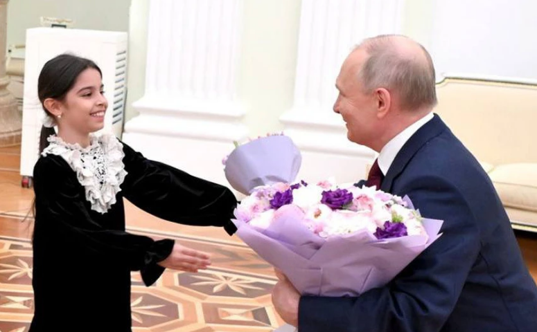 Вся страна сегодня с умилением наблюдала за тёплой встречей нашей Раисат Акиповой с Владимиром Владимировичем