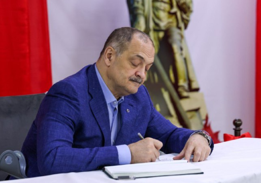 Меликов посетил школу № 46 имени М.А. Молчанова в Махачкале