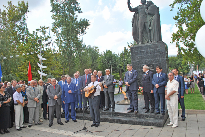 Расул Гамзатов в сердцах миллионов!