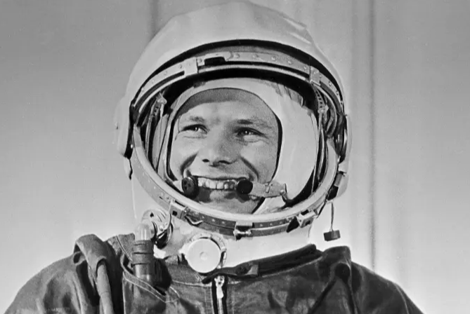 60-ЛЕТИЮ ПИЛОТИРУЕМОЙ КОСМОНАВТИКИ ПОСВЯЩАЕТСЯ ПЕРВЫЙ: ЮРИЙ ГАГАРИН И КУБА