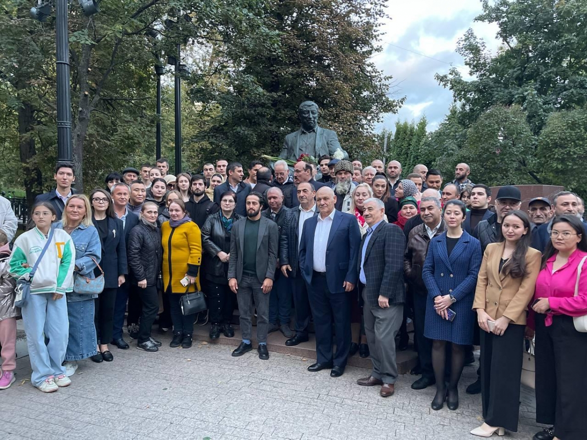 Торжественная церемония возложения цветов к памятнику Р. Гамзатова