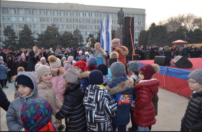 Свыше 150 тысяч горожан и гостей Махачкалы приняли участие в новогодних празднествах на открытых площадках в микрорайонах дагестанской столицы.